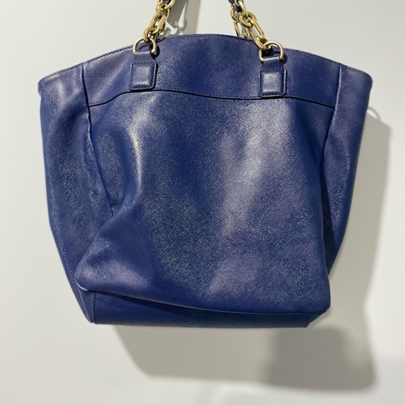 Gently used Tommy Hilfiger medium-size handbag. In good condition. - Picture 2 of 4